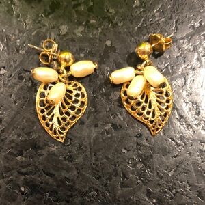 Avon Gold Filigree Leaf Earrings with fresh water pearls